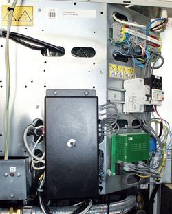 Czarna prostokątna skrzynka zawiera listwę przekaźników