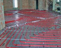 W instalacji z ogrzewaniem podłogowym zużycie paliwa będzie wprawdzie nieco mniejsze (ok. 5%) niż przy ogrzewaniu grzejnikami, ale koszty inwestycji wzrosną