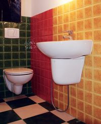 Kolorystyka płytek w łazience przy sypialni Mileny i Sebastiana jest dowodem na to, że własny styl jest dla nich najważniejszy