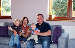 &#8211; Wybudowaliśmy dom i z grubsza go urządziliśmy, a teraz zacznie się przyjemność związana z powolnym, rozłożonym nawet na lata wybieraniem elementów wykończenia. W taki sposób, aby wszystko pasowało i harmonizowało ze sobą. Ważnym tematem jest również zieleń wokół domu &#8211; podkreśla Milena