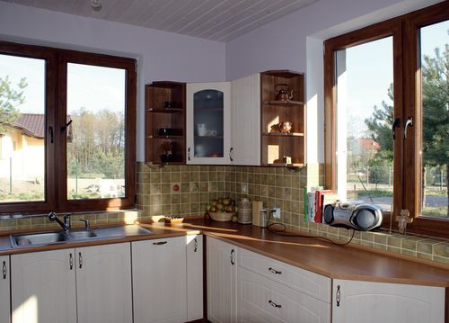 Kuchenne okna skierowane na wschód i południe sprawiają, że pomieszczenie jest zawsze wypełnione światłem