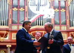 Prezydent RP Bronisław Komorowski wręcza nagrodę prezesowi zarządu FAKRO Ryszardowi Florek 