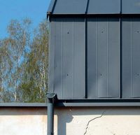 Dach z niewłaściwie zamontowaną rynną i pokryciem