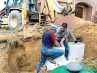 Na jakim etapie budowy powinno się wykonać podłączenia do sieci kanalizacyjnej?