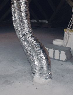 Wentylacja grawitacyjna w domu wykonana jest dzięki zastosowaniu rur spiro (nie budowano komina) podłączonych do dachówek z wyjściami wentylacyjnymi