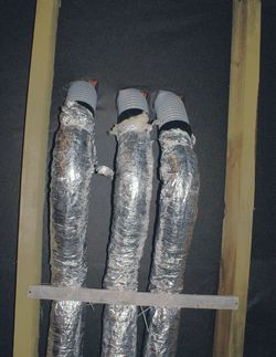 Wentylacja grawitacyjna w domu wykonana jest dzięki zastosowaniu rur spiro (nie budowano komina) podłączonych do dachówek z wyjściami wentylacyjnymi