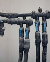 Rury z glikolem, które łączą dolne źródło z pompą ciepła powinny być obłożone izolacją kauczukową. Zapobiega to występowaniu rosy na ich powierzchni