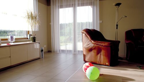 Na ogrzewaniu podłogowym mogą być ułożone różne materiały (nawet panele podłogowe i wykładziny &#8211; odpowiednio oznaczone przez producenta). Jednak licząc na korzyści ekonomiczne, należy pamiętać, że materiały inne niż ceramika i kamień gorzej przewodzą ciepło!