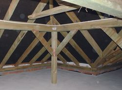 Strych domu w każdej chwili można ocieplić i dostosować do zamieszkania. Instalacja grzewcza, której sercem jest pompa ciepła, dysponuje odpowiednim zapasem