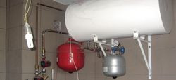 Zasobnik ciepłej wody użytkowej o pojemności 120 l i dwa zbiorniki wyrównawcze kompensujące ciśnienie w instalacji