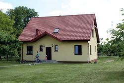 Dom z sadem za oknem