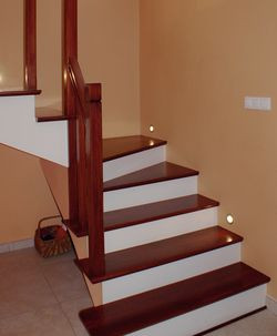 Ciemna dębina doskonale harmonizuje z jasnym kolorem ścian