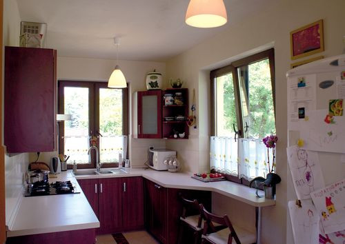 Jasna kuchnia z podwójnym widokiem