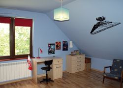 Ściany w dziecięcych pokojach na piętrze ozdabiają motywy z Gwiezdnych wojen