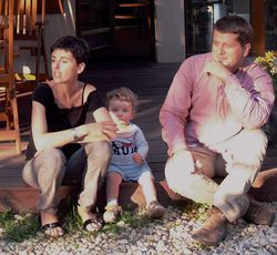 Właściciele chętnie korzystają z tarasu i ogrodu. Taras od strony zachodniej obudowali szklaną taflą, która chroni przed wiatrem. Podłogę (3,5 × 3,5 m) wyłożyli egzotycznym drewnem. Płytę tarasu dodatkowo powiększa żwirowy placyk, który można osłonić markizą