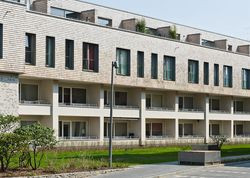 Projekt hamburskiego biura architektów blauraum umożliwił zmodernizowanie wyglądu osiedla z lat 50. oraz niemal podwojenie powierzchni mieszkalnej domów przy ulicy Bebelallee.