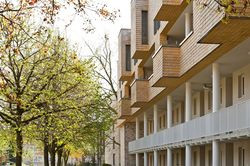 Wbrew wstępnym wyobrażeniom inwestora, podjęto ostatecznie decyzję o rozbudowie istniejących budynków, a konkretnie o nadbudowie dwóch pięter.