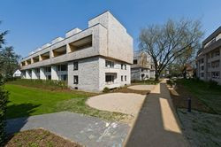 Poprzez podwyższenie istniejących budynków o dwie kondygnacje, struktura urbanistyczna rozrastającego się osiedla została zmieniona w najmniejszym możliwym stopniu.