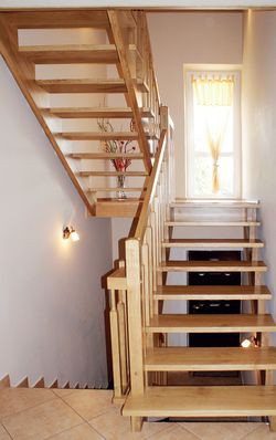 Schody samonośne prowadzą nie tylko na piętro, ale również na taras nad garażem