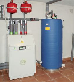 Pompa ciepła ogrzewająca dom oraz 300-litrowy zbiornik c.w.u. ustawione są w piwnicy