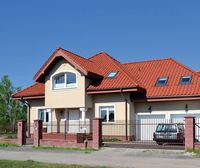 Front domu zwrócony jest na wschód. Z tej strony znajdują się również kuchnia oraz gabinet. Kolor dachu, wykonanego z ceramicznej i angobowanej dachówki, wybrała Ania, kolor akrylowego tynku &#8211; Bartek