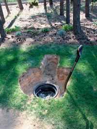 Przez wyłaz co kilka lat opróżnia się osadnik gnilny