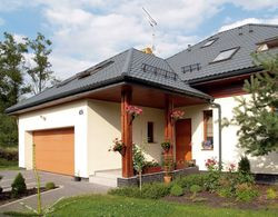 Drzwi wejściowe do budynku znajdują się w zadaszonej wnęce. Choć skierowane są na zachód, skąd najczęściej wieją wiatry, a wewnętrzny wiatrołap nie ma ścianki odgradzającej go od pomieszczeń dziennych, właściciele nie narzekają na wychładzanie wnętrz