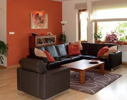 W urządzeniu wnętrz właścicielom pomagała architekt wnętrz. Marzena i Wojciech nigdy wcześniej nie wykańczali tak dużych powierzchni mieszkalnych samodzielnie, a dom traktowali jako docelowe miejsce zamieszkania. Nowoczesne meble, ciepła kolorystyka oraz pokojowe kwiaty stwarzają przytulną atmosferę