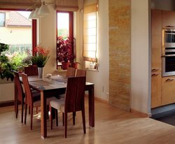 W całym budynku jest dużo okien, ponieważ właściciele lubią jasne wnętrza. Wnękę jadalni długo wymierzali i poprawiali, aby zmieścił się w niej odpowiedni stół oraz aby nie zakłócić komunikacji między kuchnią i tarasem. Są zadowoleni z kuchni połączonej z jadalnią i salonem