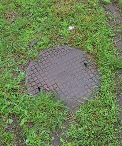 Wyłaz osadnika gnilnego, przez który dokonuje się opróżnienia go z nieczystości