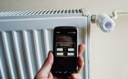 Zawory grzejnikowe współpracują z instalacją inteligentną. Temperatura mierzona jest przez dwa niezależne czujniki elektroniczne