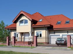 Front domu zwrócony jest na wschód. Z tej strony znajdują się również kuchnia oraz gabinet. Kolor dachu, wykonanego z ceramicznej i angobowanej dachówki, wybrała Ania, kolor akrylowego tynku – Bartek