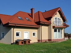 Właściciele szukali działki w kształcie kwadratu. Niestety to się nie udało. Działka ma wymiary 63 × 27 m i strefę wypoczynkową (z tarasem) położoną wzdłuż ulicy, od strony krótszego południowego boku. Szkoda, bo za domem jest intymniej