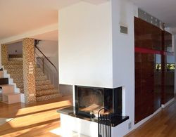 Projekt przewidywał łazienkę i ścianę działową na granicy jadalni i salonu. Właściciele przenieśli łazienkę pod schody wiodące na poddasze, a zamiast ściany postawili panel szaf z drewna amazuke. Z tych posunięć są szczególnie zadowoleni. Często używają kominka z dystrybucją gorącego powietrza