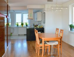 W kuchni jedno z dwóch okien zostało zamurowane, aby ułatwić umeblowanie. Ani i Bartkowi odpowiada połączenie kuchni z jadalnią oraz odgrodzenie ich od salonu poręcznymi w tym miejscu szafami. Do jadalni trafią niedługo nowy drewniany stół i krzesła