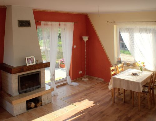 Ważnym elementem salonu jest kominek wyposażony w system dystrybucji gorącego powietrza