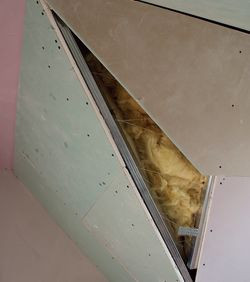 Fragment ocieplenia w nieukończonej łazience na poddaszu