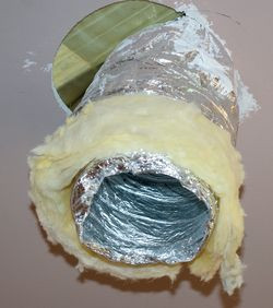 Wyloty kanałów rozprowadzających gorące powietrze nie są jeszcze zabezpieczone anemostatami wywiewnymi