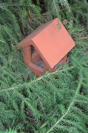 Kominki wentylacyjne umieszczono na rabatach, bo na trawniku bardziej by przeszkadzały