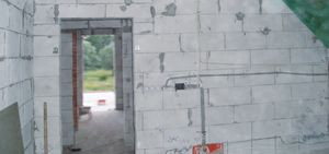 Jako włączniki zastosowałem zwykłe dzwonkowe i żaluzjowe, gdyż system współpracuje ze standardową instalacją elektryczną, a całą logikę przejmują sterowniki