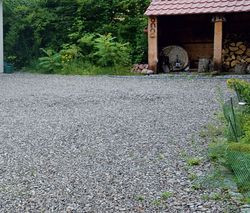 Osadnik gnilny oraz poletko filtracyjne obsypano grubą warstwą żwiru. Przy okazji powstał żwirowy trakt komunikacyjny z domu do drewutni