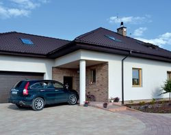 Budynek z garażem w bryle jest solidnie zabezpieczony przed stratami ciepła.