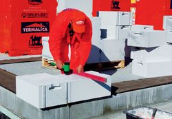 Pierwszą warstwę bloczków lub płyt wszystkich ścian z betonu komórkowego wznosi się, zaczynając od naroży budynku, na tradycyjnej zaprawie cementowej