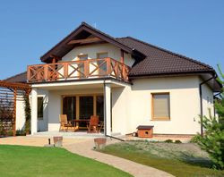 Taras skierowany na południe ma dwa poziomy. Górna płyta (12,5 m) została zadaszona przez właścicieli poprzez trzykrotne powiększenie balkonu, który podparto kolumnami. Na dolnej, bez dachu, można się opalać