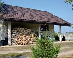 W ogrodzie stoi murowany domek gospodarczy. Służy do przechowywania sprzętu i mebli ogrodowych, składowania drewna do kominka. Można go łatwo adaptować na domek gościnny, ponieważ jest solidnie zbudowany i wykończony