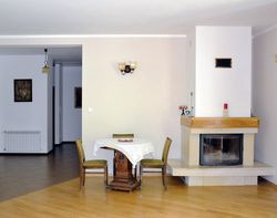 W pokoju dziennym brakuje jeszcze mebli, ale już jego ozdobą jest podłoga z dębowych desek. Kominek z żeliwnym wkładem i systemem DGP jest używany okazyjnie, bo rachunki za gaz okazały się niezbyt wysokie