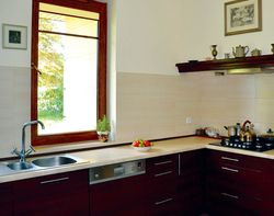 Marta i Michał woleli mieć oddzieloną ścianami kuchnię, ponieważ dużo gotują w domu. Zależało im na tym, by była w miarę duża, z wygodnym miejscem do spożywania codziennych posiłków. Jadalnię, połączoną z salonem, wykorzystują od święta