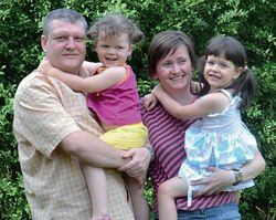 Marta i Michał z córeczkami Marysią i Mają. – Cieszymy się, że udało się zmieścić na niedużej posesji parterowy dom. Jednak, gdyby działka była o 500 m2 większa, zmieściłby się garaż na dwa samochody, a nie na jeden i mielibyśmy trochę więcej przestrzeni wokół budynku