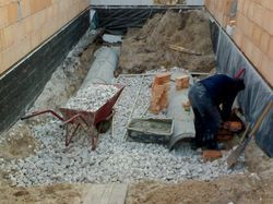 Żwirowy GWC umieszczony pod garażem