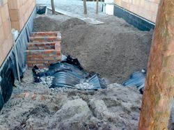 Żwirowy GWC umieszczony pod garażem